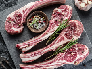 Raw lamb chops with garlic and herbs.