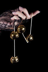 Goldene Liebeskugeln Geisha in Hand Poster Nahaufnahme