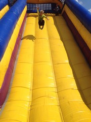 Chłopiec na zjeżdżalni.  © SCRIBA