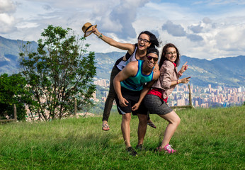 adolescentes jugando