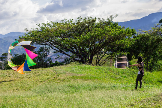 mujer elevando cometa