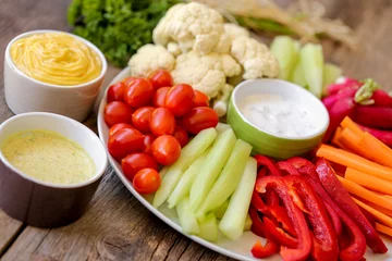 Foto op Plexiglas Voorgerecht assortiment rauwe groenten en sauzen 7