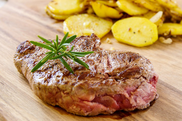 Rindersteak mit Bratkartoffeln