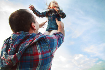 dad throws up the girl in the sky
