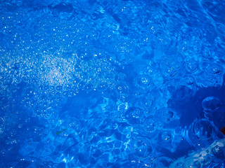 Fototapeta na wymiar Blaue Wasseroberfläche