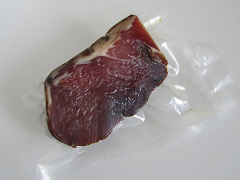 Speck italiano sottovuoto