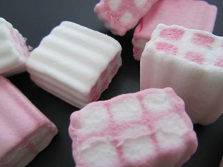 Fototapeta na wymiar Marshmallow rosa e bianchi