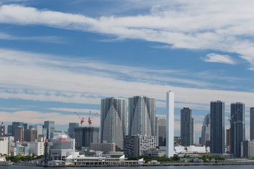 Fototapeta na wymiar 東京港と高層ビル街