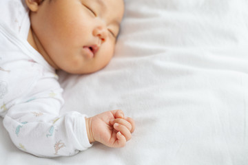 お昼寝する赤ちゃん