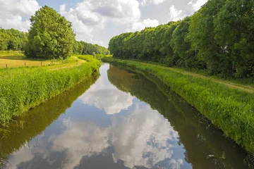Fototapete Kanal Kanal durch eine ländliche Landschaft im Frühjahr