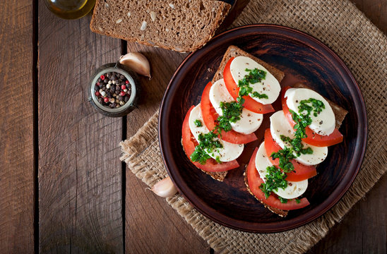 Useful dietary sandwiches with mozzarella, tomatoes and rye bread