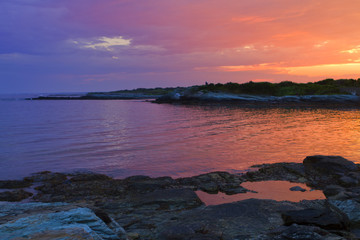 Obraz premium Sunset on a rocky shore.