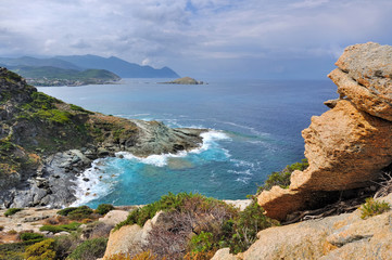 côte sauvage du cap Corse sur fond nuageux 