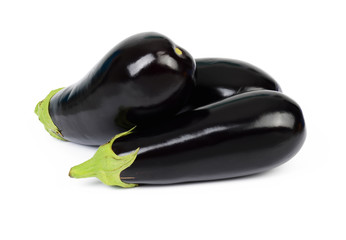 frische Auberginen auf weißem Hintergrund © Valeri Schmigel