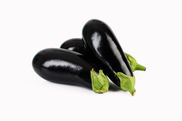 frische Auberginen auf weißem Hintergrund © Valeri Schmigel