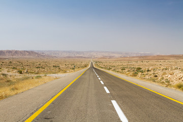 Fototapeta na wymiar Beautiful road in the desert .