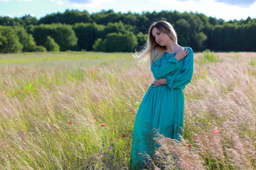 Obraz premium Girl in a field