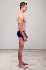 Obraz premium Side view portrait of a muscular man