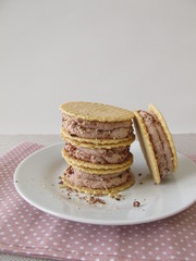 Runde Waffeln mit Schokoladeneis Füllung
