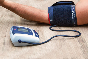 misurazione della pressione con apparecchio digitale