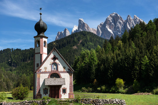 Johanneskapelle in Villnöß vor Geislergruppe, Villnößtal, Südtirol, Italien