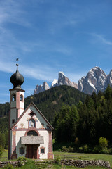 Johanneskapelle in Villnöß vor Geislergruppe, Villnößtal, Südtirol, Italien