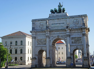 Obraz premium Siegestor/Das Siegestor in München, Triumphbogen aus drei Bögen mit einer Statue der Bavaria mit Löwen-Quadriga, historisches Wahrzeichen