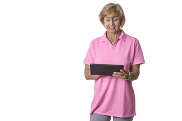 Frau schaut überrascht auf einen Tabletcomputer