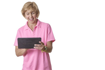 Frau sieht begeistert auf einen Tabletcomputer