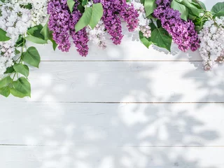 Foto op Plexiglas Bloeiende lila bloemen op de oude houten tafel. © volff