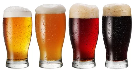 Fototapete Alkohol Gläser Bier auf weißem Hintergrund.
