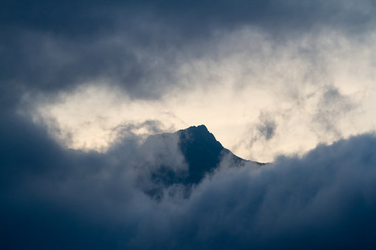 Fototapeta Wolkenfenster mit Berggipfel