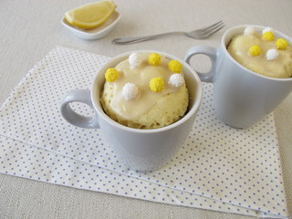 Zitronen Mug Cakes mit Zuckerguss