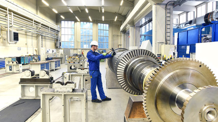 Maschinenbau, Industriearbeiter montiert Turbine in Fabrik / engineering
