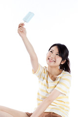 アイスを食べる女性　笑顔