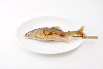 お皿にのせた 鮎の塩焼き 焼き魚 白背景