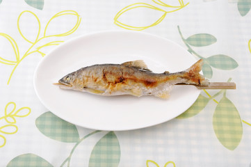 お皿にのせた 鮎の塩焼き 焼き魚 テーブル
