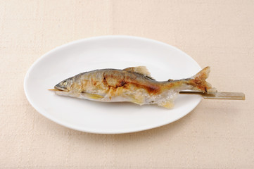 お皿にのせた 鮎の塩焼き 焼き魚 テーブル