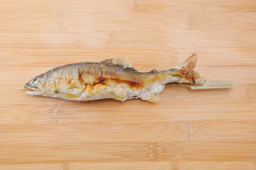 まな板にのせた 鮎の塩焼き 焼き魚 テーブル