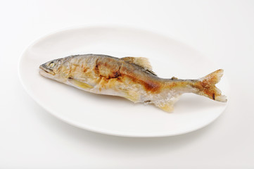 お皿にのせた 鮎の塩焼き 焼き魚 白背景
