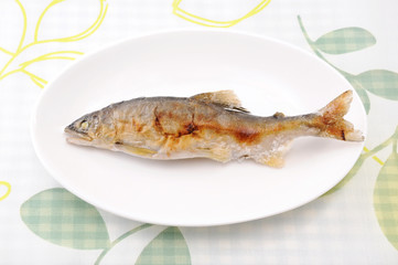 お皿にのせた 鮎の塩焼き 焼き魚 テーブル