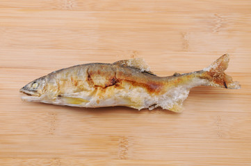 まな板にのせた 鮎の塩焼き 焼き魚 テーブル