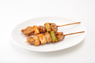 お皿にのせた 焼き鳥 ネギま テーブル