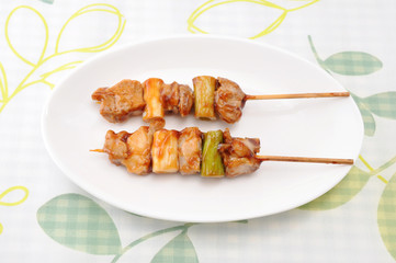 お皿にのせた 焼き鳥 ネギま テーブル