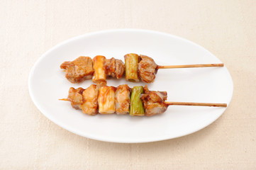 お皿にのせた 焼き鳥 ネギま テーブル
