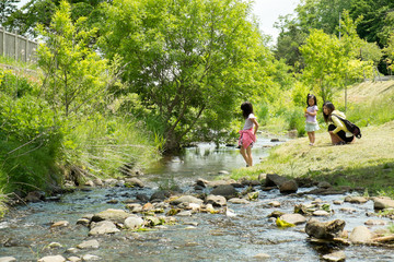 川で水遊びをする親子