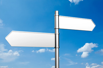 Leere Straßenschilder vor Himmel