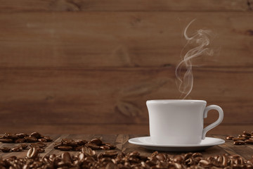 Dampfender frischer Kaffee in einer Tasse