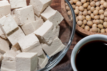 Tofu, semillas y salsa de soja