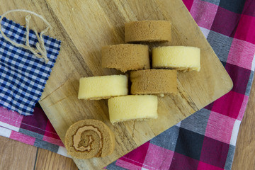 Group of vanialla and coffee cake rolls.